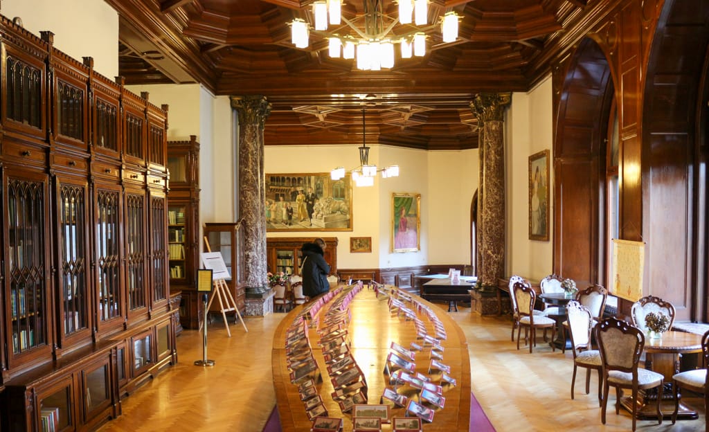 Gabinet Hrabiego, dawniej zwany Pokojem Pana, największe i najbardziej spektakularne pomieszczenie z licznymi zdjęciami rodziny Tiele-Winckler, Moszna Zamek 2020.