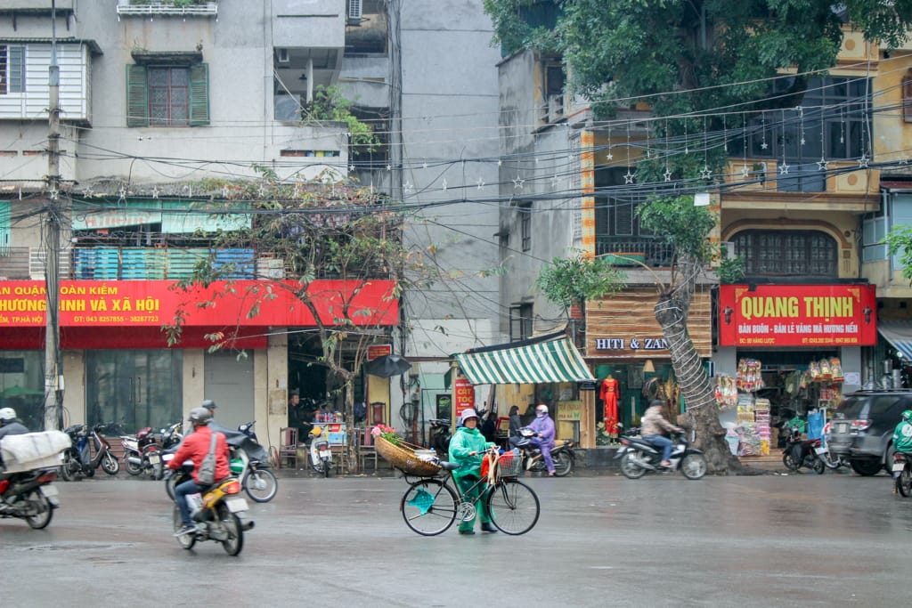 Hanoi to nie tylko motory, ale także rowerzyści. Dla mnie widok Wietnamczyków w kapeluszach na rowerach był piękny, marzec 2019 r.