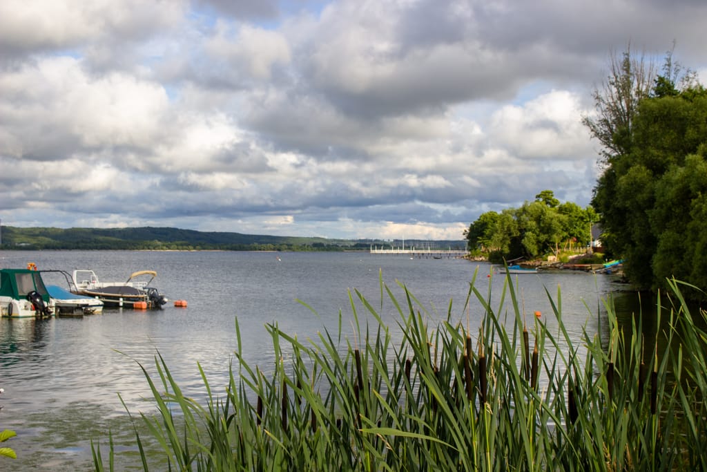 Jezioro Żarnowieckie - widok z molo w Nadolu