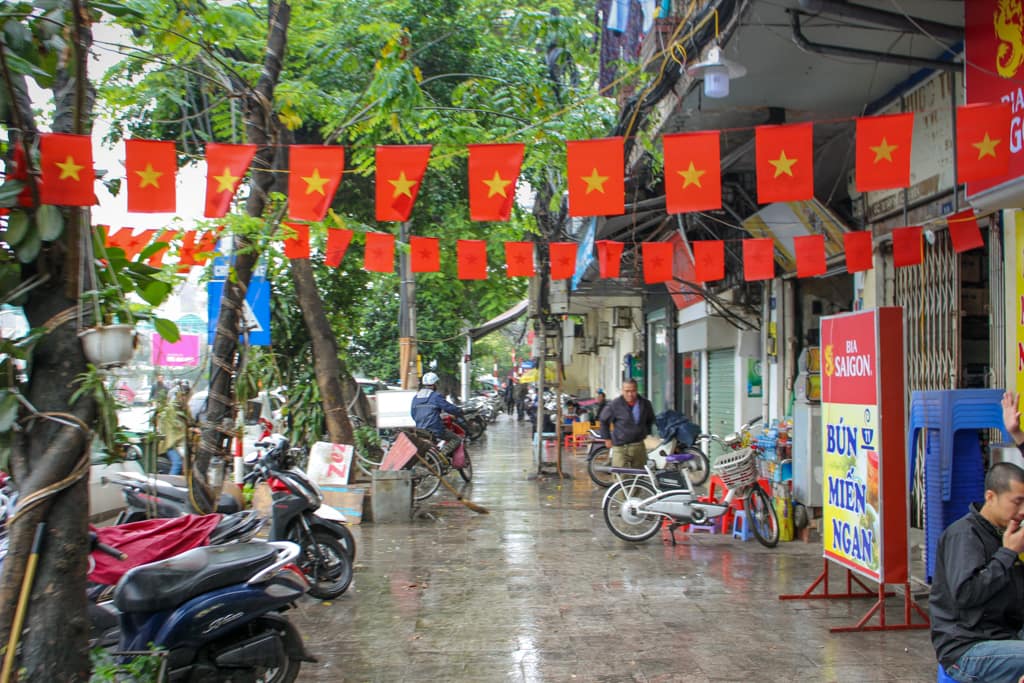 Wietnamskie flagi są dosłownie wszędzie, nawet na ulicach, Stolica Wietnamu 2019 r.