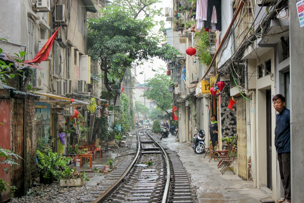 Train Street - zamieszkała ulica, przez którą regularnie przejeżdza pociąg, Stolica Wietnamu, Hanoi, marzec 2019 r.