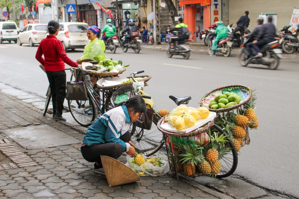 Uliczni sprzedawcy i knajpki są na każdym chodniku, Stolica Wietnamu - Hanoi, marzec 2019 r.