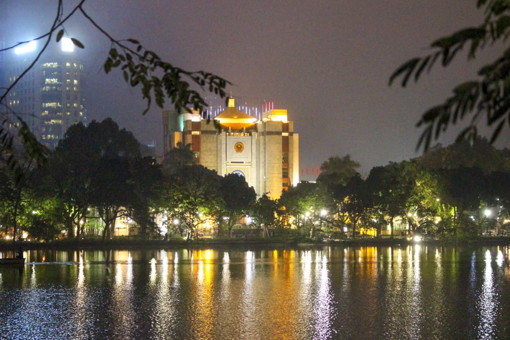 Widok na jezioro w nocy, 2019 r. Stolica Wietnamu