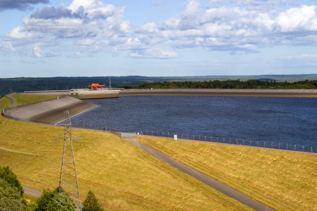 Sztuczny zbiornik wodny zasilający elektrownię - widok z wieży w Gniewinie.