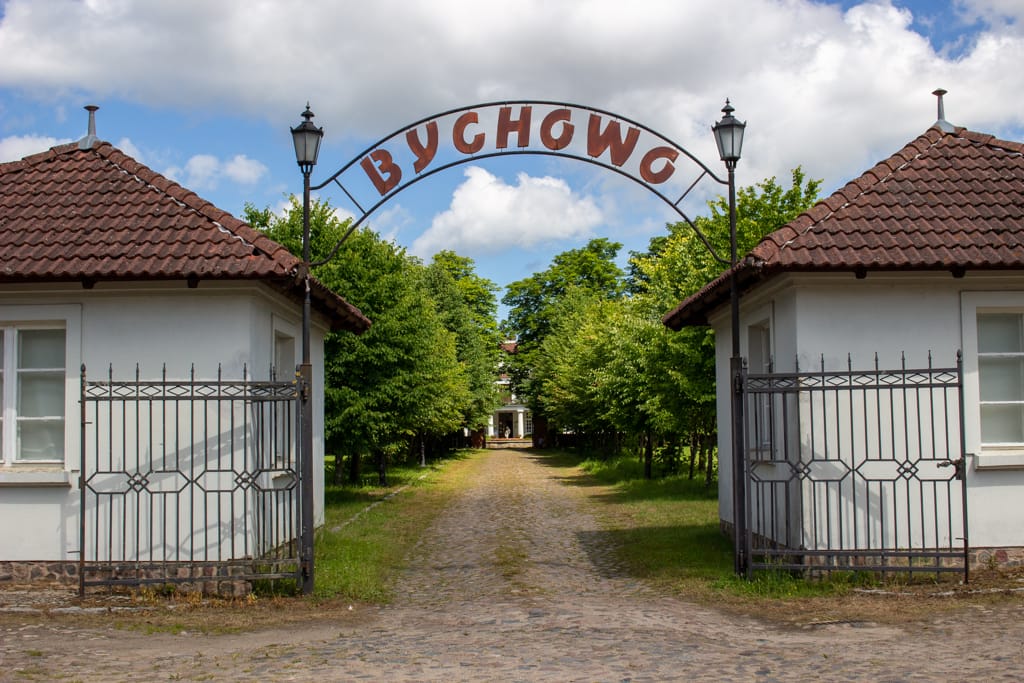 Dwór Bychowo - brama wjazdowa