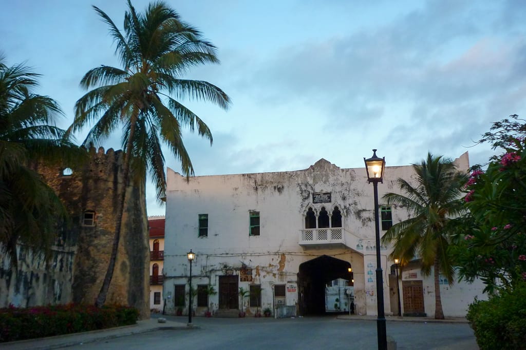 Brama Miasta, a po lewej portugalski fort, Zanzibar 2012 r.