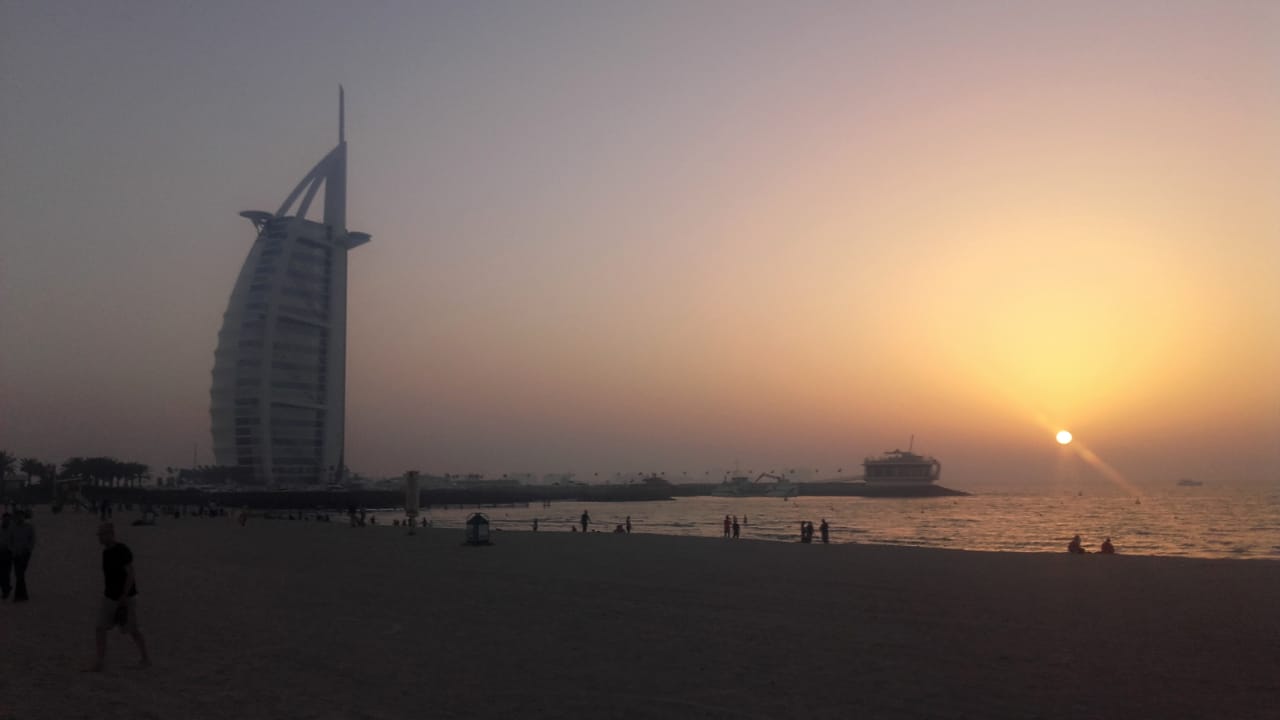 Dubaj - zachód słońca z widokiem na Burj al-Arab.