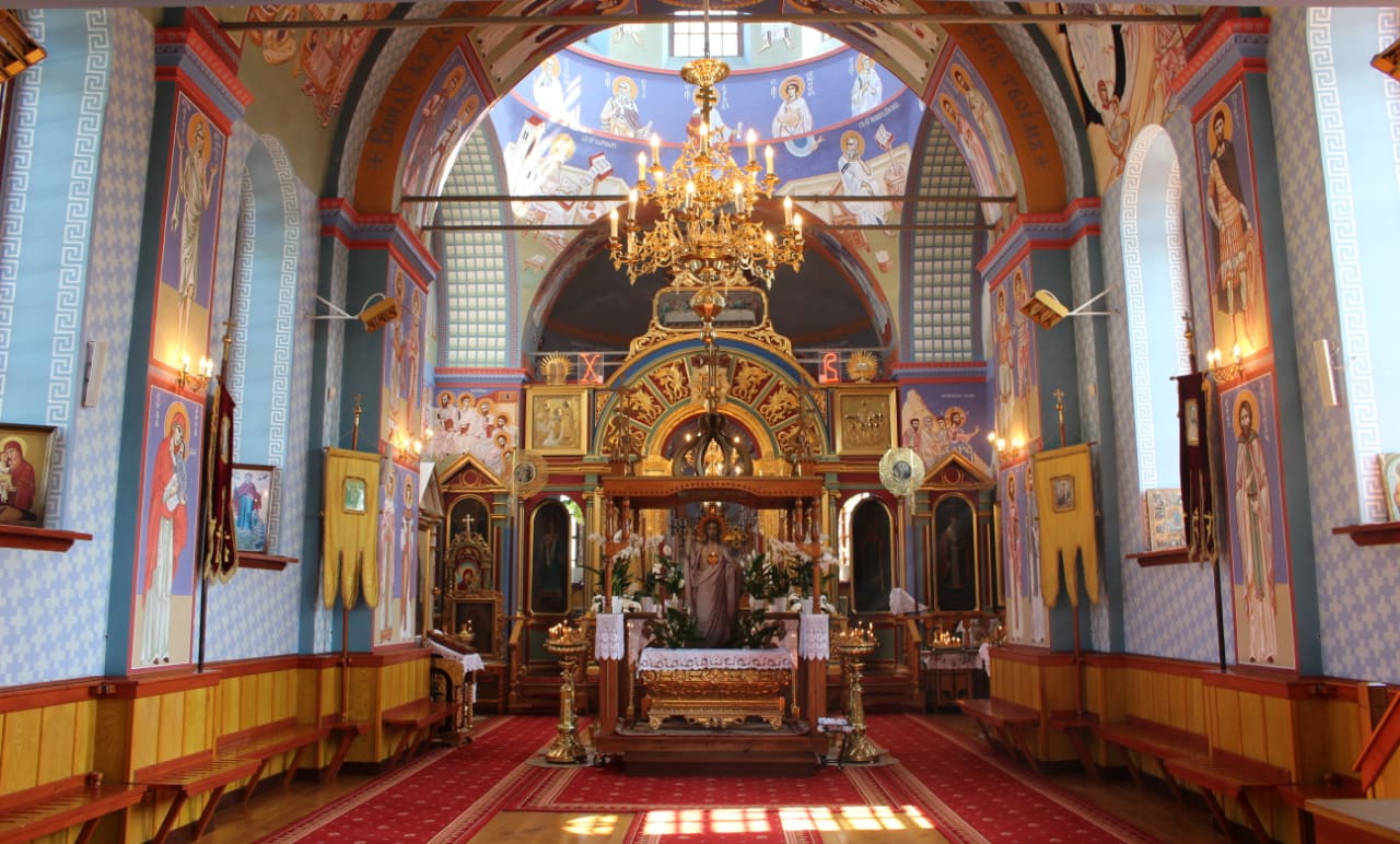 Kraina Otwartych Okiennic - wnętrze cerkwi w Narewce