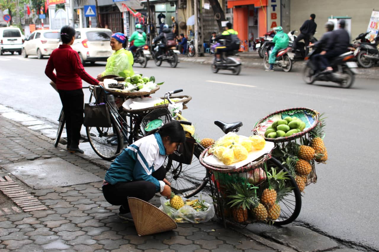 Uliczni sprzedawcy przekąsek w HUE, Wietnam 2019 r.