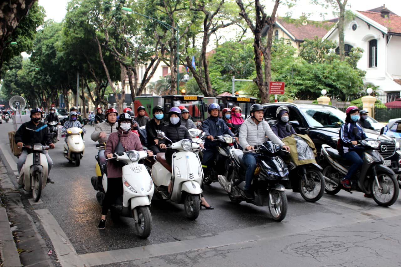 Hanoi, motory i rowery są wszędzie. Bywa tłoczno i głośno, Wietnam koszty 2019 r.