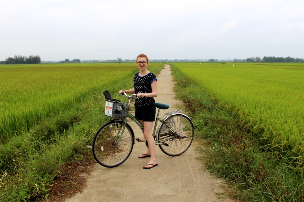 Wycieczka rowerowa w okolicy Hoi an, pośrodku pola ryżowego.
