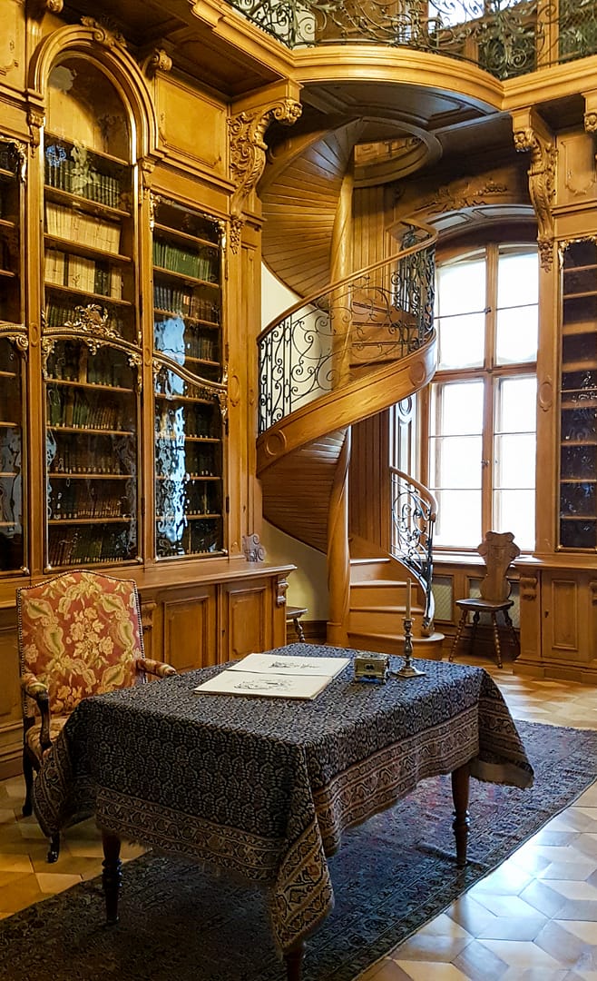 Widok na przepiękne schody w bibliotece pałacowej w Rogalinie