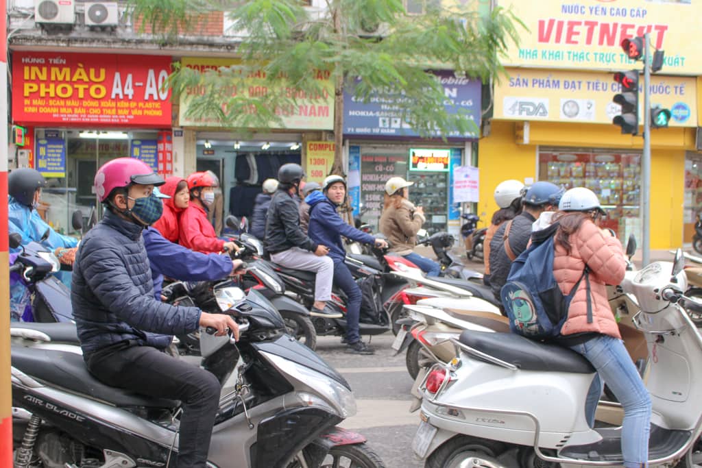Ruch uliczny to mnóstwo motorów i skuterków, Hanoi, marzec 2019 r. 