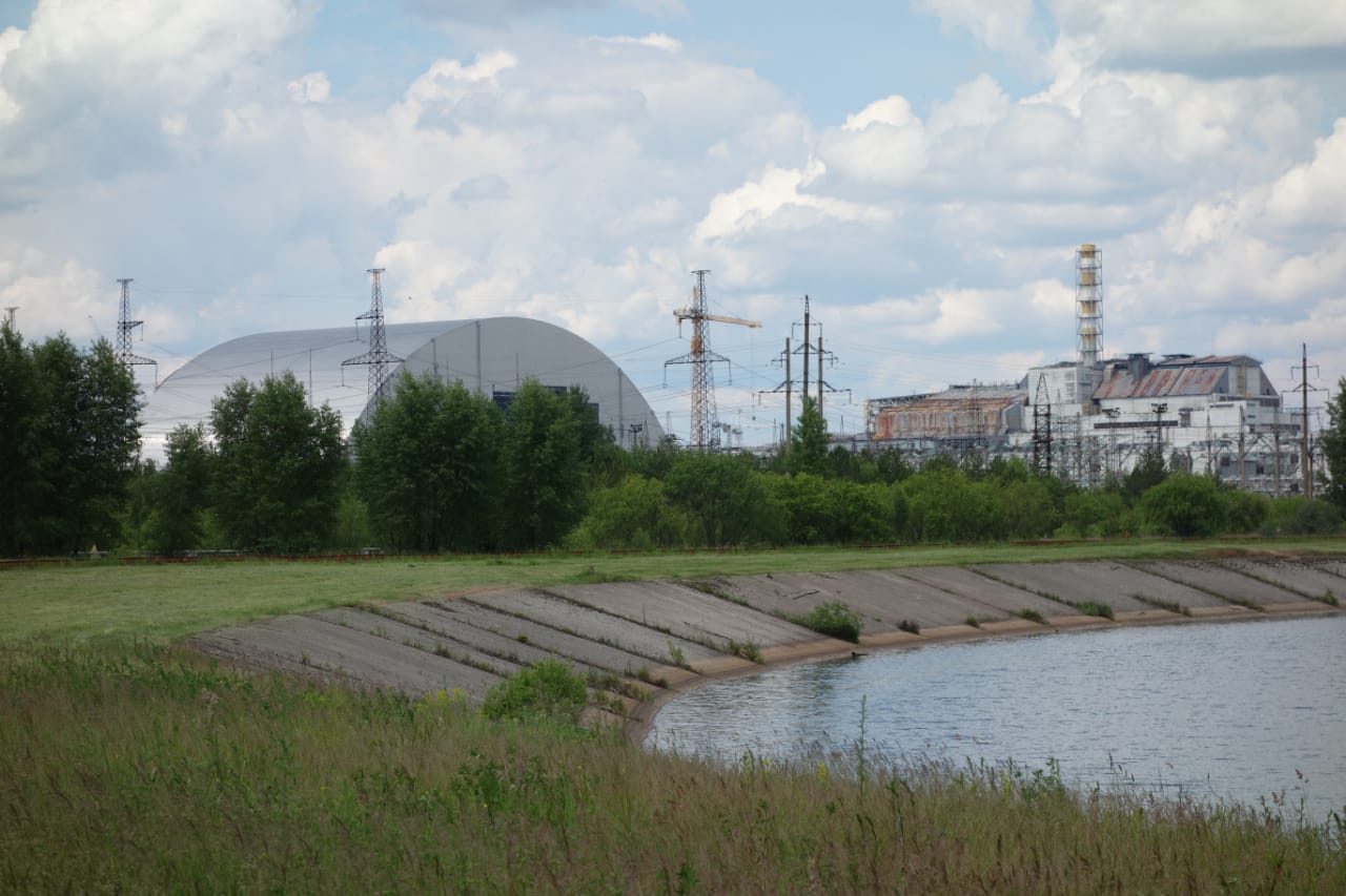 Czarnobyl zwiedzanie, wycieczka. Widok na sarkofag w budowie i elektrownie.