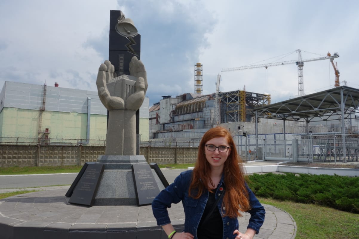 Czarnobyl wycieczka, zwiedzanie. Pomnik Likwidatorów i Czwarty Reaktor w tle.