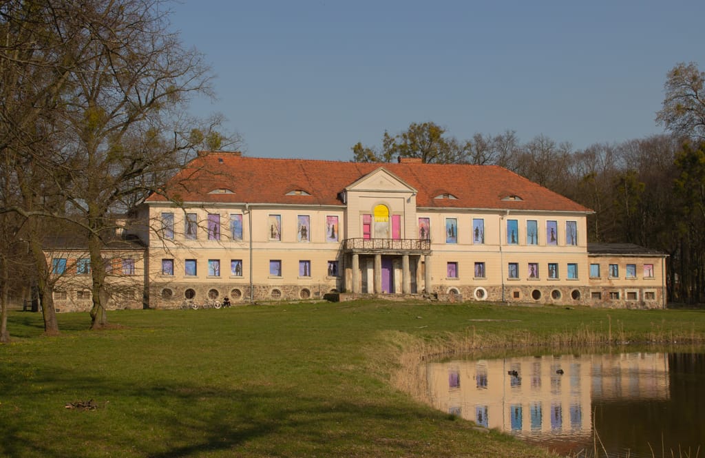 Klasycystyczny pałac z 1804 roku, obiekt rodziny von Treskow, widok z przodu, Owińska 2020 r.