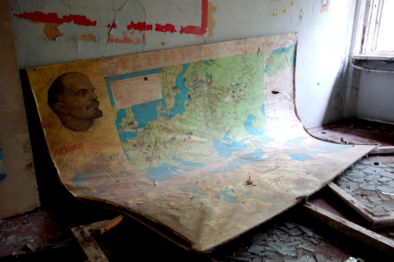 Czarnobyl wycieczka: Plakat z Leninem i jedna z sal lekcyjnych w Prypeci.
