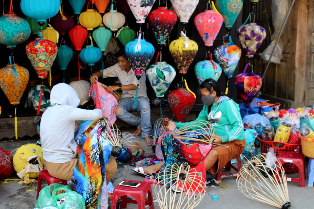 HOI AN słynie z przepięknych lampionów, które są tworzone na ulicach i straganach przez miejscowych rzemieślników, Hoi An, Wietnam, 2019 r.
