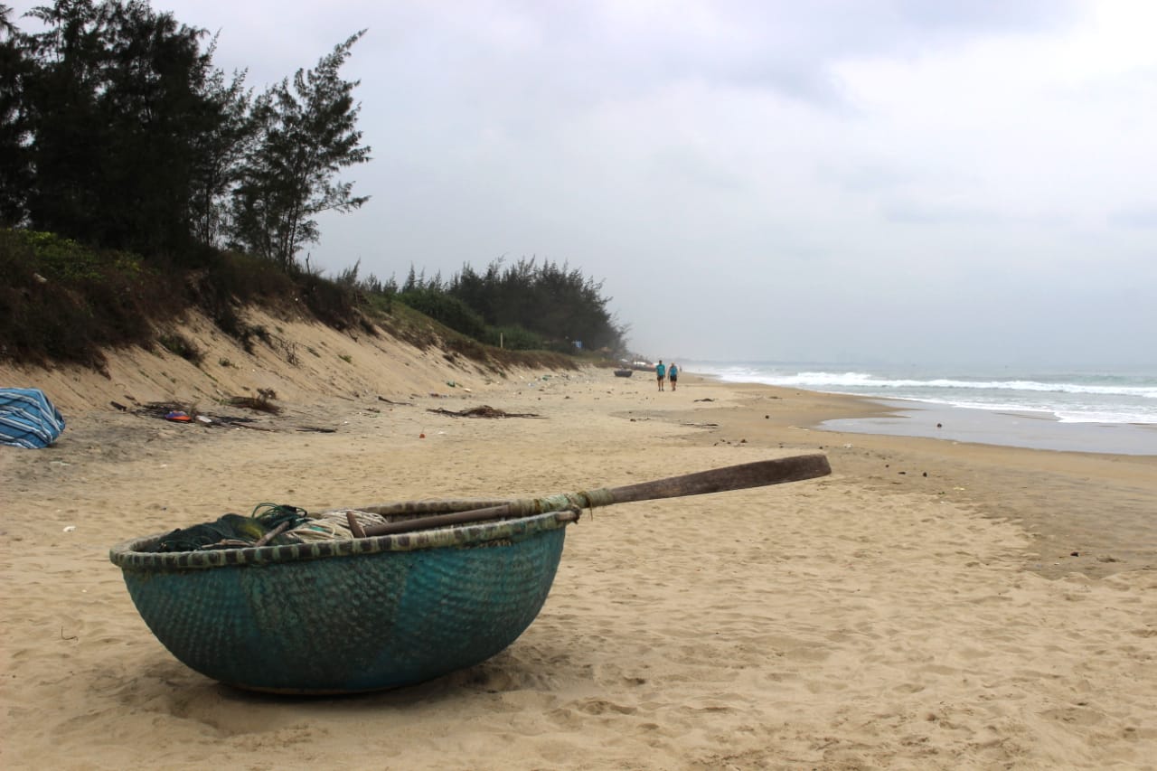 Plaża w Hoi An i rybackie łodzie w kształcie koszyków., którymi można sobie zorganizować spływ. Wietnam koszty 2019 r.